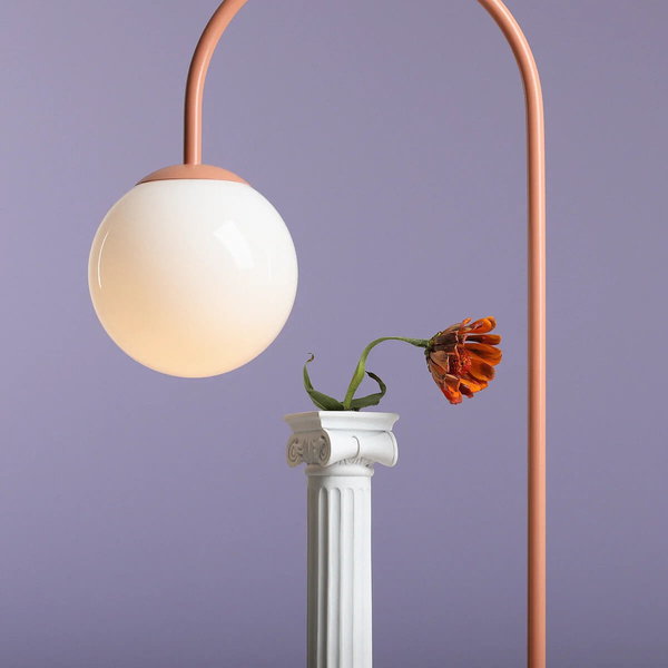 Biurkowa lampka Una 1116B11 Aldex szklana metalowa kula koralowy