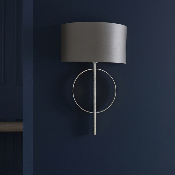 Ścienna lampa abażurowa L&-195214 Light& do salonu antyczna srebrna