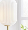 Stylowa lampa stojąca Cava plisowana na komodę mosiądz biała