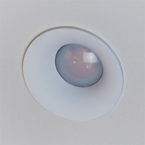 Biała lampa wpuszczana Adamo AZ1483 Azzardo metalowa do przedpokoju