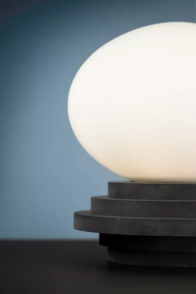 Gabinetowa lampa stojąca Amfi kulista na stół szara biała