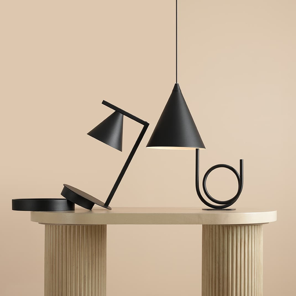 Biurkowa lampa z kloszem stożkowym Form 1108B1 Aldex metalowa czarna
