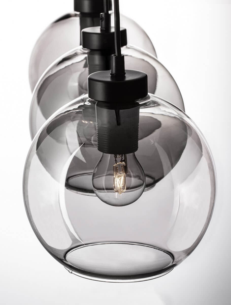 Czarna lampa wisząca Repos szklane kule na listwie loft