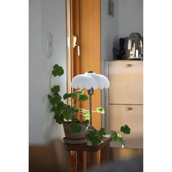 Nocna lampka z wtyczką KURAGE biała mosiądz 109179 1xE27 do sypialni
