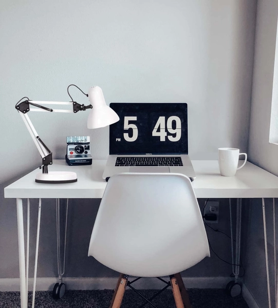 Regulowana lampa biurkowa Cosmo K-MT-COSMO Kaja do gabinetu biała czarna