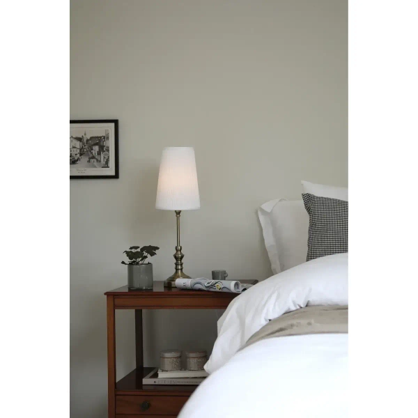 Klasyczna lampa stołowa Noble 108969 ryflowany klosz mosiądz ecru