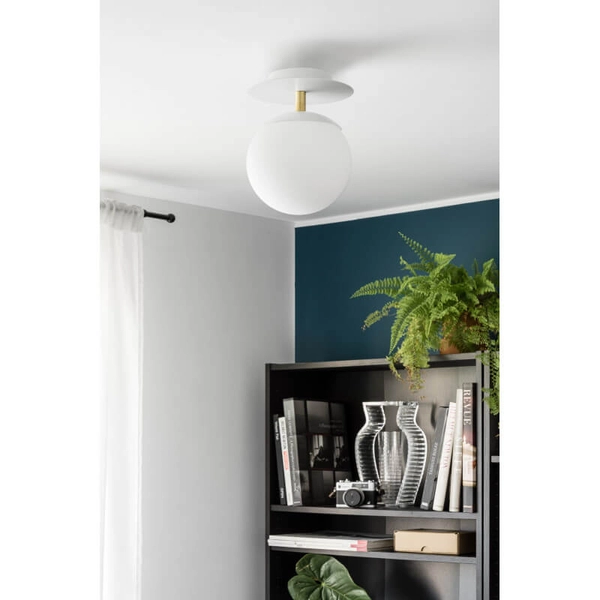 Kulista lampa ścienna Plaat PLC11300 do sypialni biała mosiądz