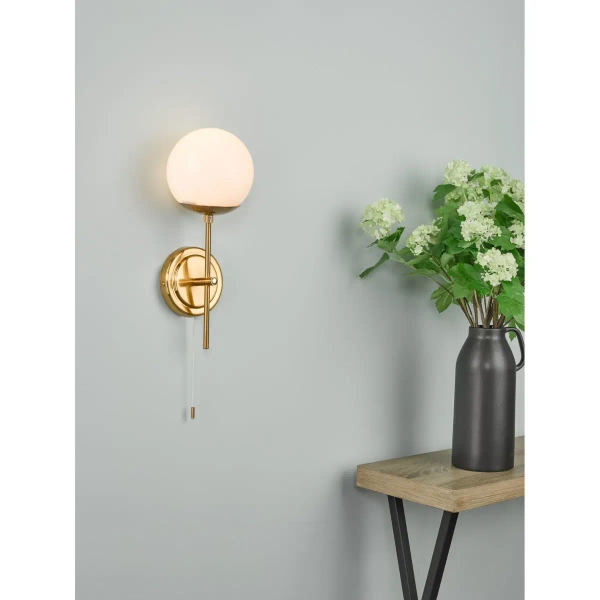 Kulista lampa ścienna Bombazine BOM0735 okrągła biała mosiądz