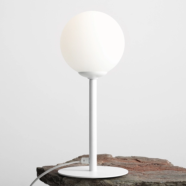 Biała lampka Pinne 1080B Aldex minimalistyczna kula na szafkę nocną