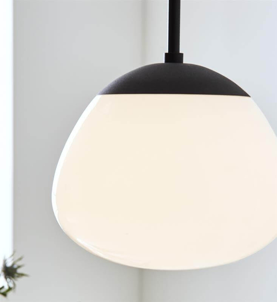 Loftowa lampa wisząca Rise nad kuchenną wyspę czarna biała