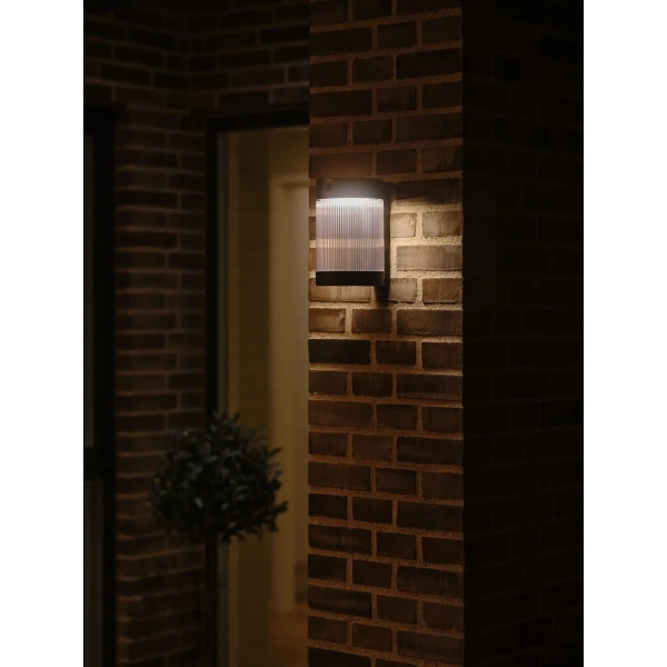 Solarny kinkiet ścienny tuba Coupar 2518201003 IP44 z czujnikiem czarny