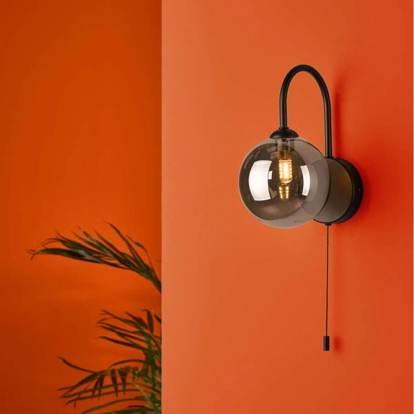 Kulista lampa ścienna Eissa EIS0722 do salonu czarny przydymiony