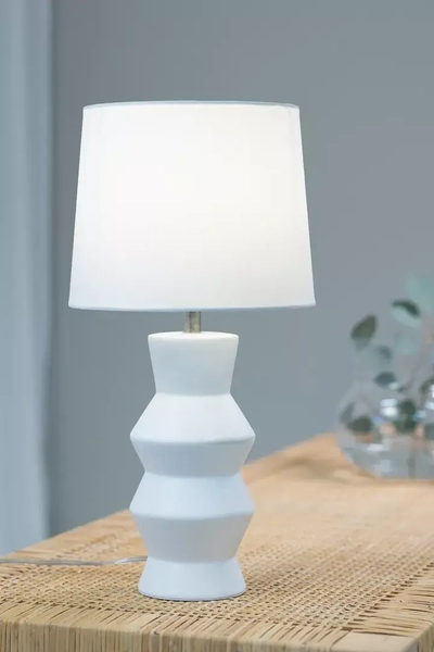 Stojąca lampa biurkowa Shape z ceramiki z abażurem biała