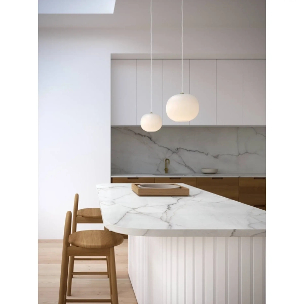 Zwisająca szklana lampa Navone 2220443001 kula szkło opalowe mosiądz