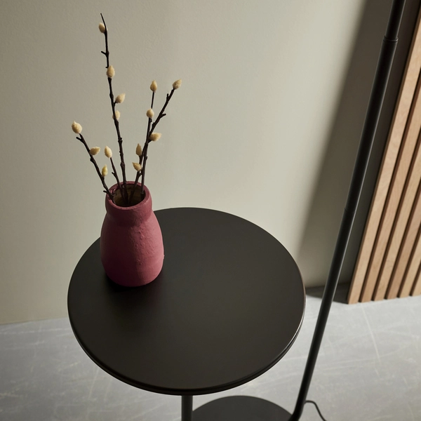 Podłogowa lampa kula L&-192424 Light& stolik czarny biała