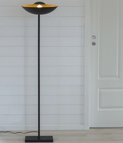 Regulowana lampa podłogowa Captain czarna kopuła do sypialni