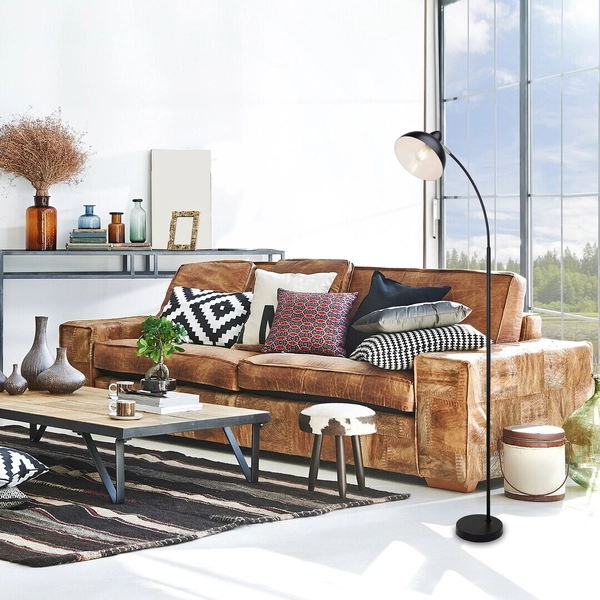 Stojąca lampa metalowa do salonu Daron 5240 łukowa czarna