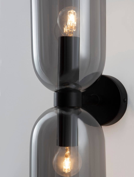 Loftowa lampa ścienna Repos do sypialni czarna przydymiona