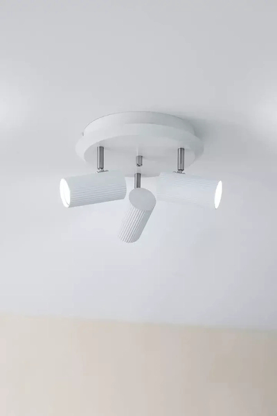 Kierunkowa lampa sufitowa Costilla do przedpokoju biała