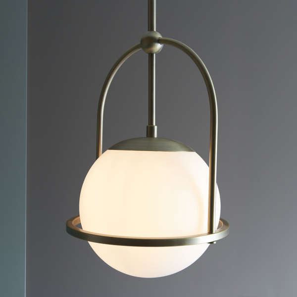 Zwisowa lampa art deco łuk L&-190844 Light& kula mosiądz