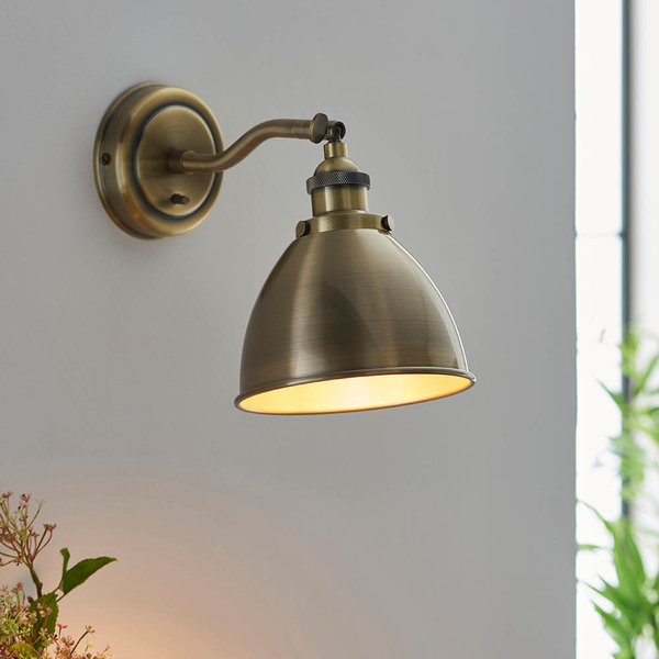 Regulowana lampa ścienna Franklin 98746 retro do czytania mosiądz
