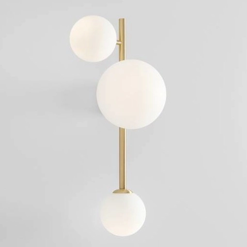 Modernistyczny kinkiet DIONE 1092Y40 Aldex szklane kule do sypialni mosiądz