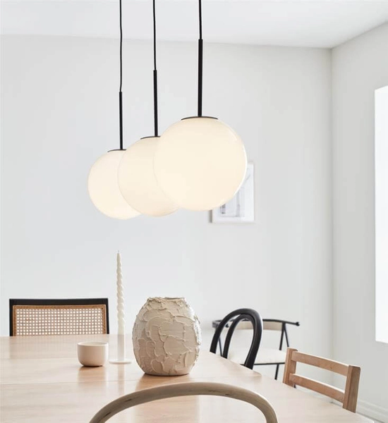 Szklana lampa wisząca Dione do przedpokoju biała czarna