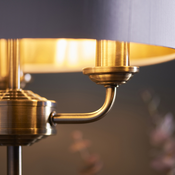 Stołowa lampa vintage Highclere 98932 Endon do sypialni biała mosiądz