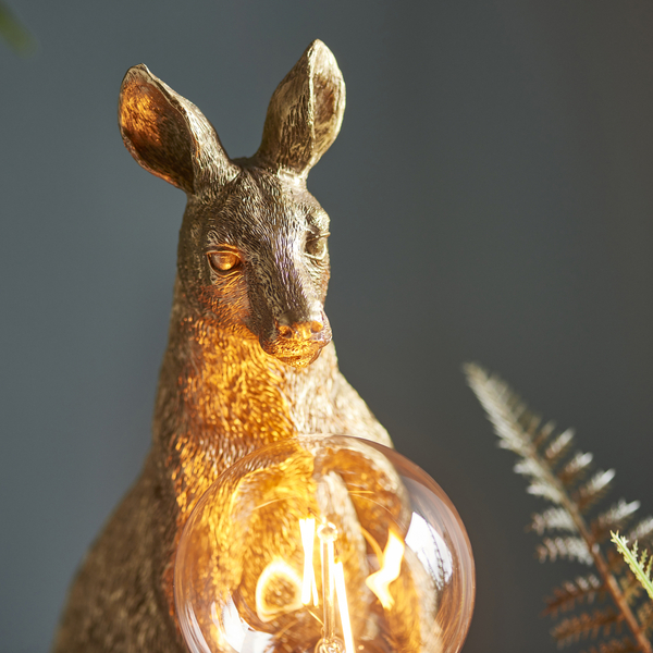 Salonowa lampa kangur L&-195075 Light& na komodę złota