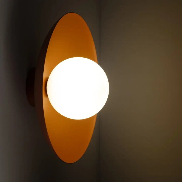 Ścienna lampa do salonu Slate 10937 mleczna kula metalowy ceglany