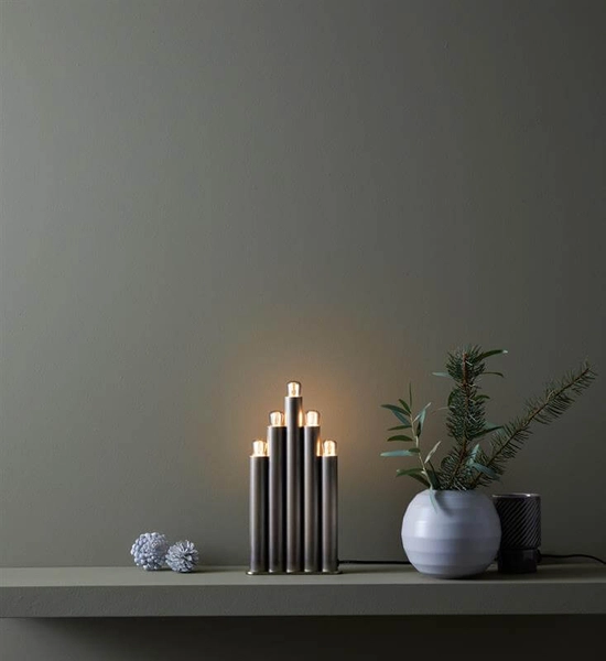 Metalowa lampa świecznikowa Organo stojąca na komodę mosiądz