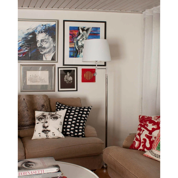 Biała lampa podłogowa Orlando regulowana stojąca do sypialni