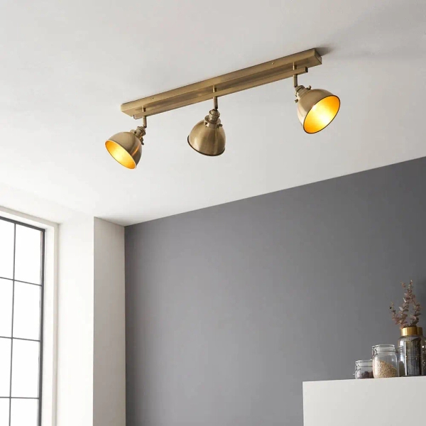 Potrójna lampa sufitowa Wyatt 96801 metalowa regulowana mosiądz