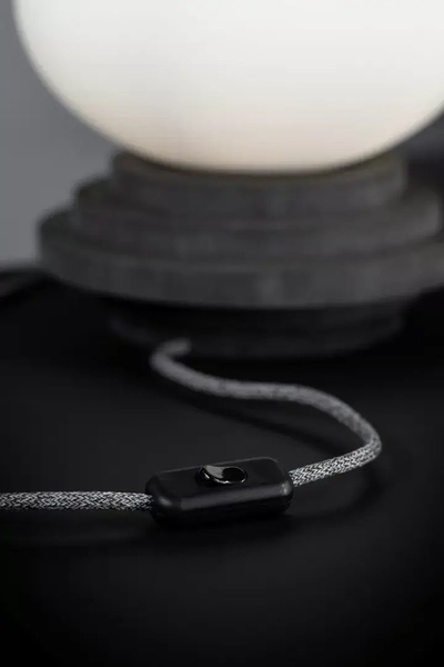 Gabinetowa lampa stojąca Amfi kulista na stół szara biała