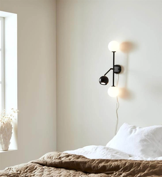 Nowoczesna lampa ścienna Beside z reflektorkiem czarna biała