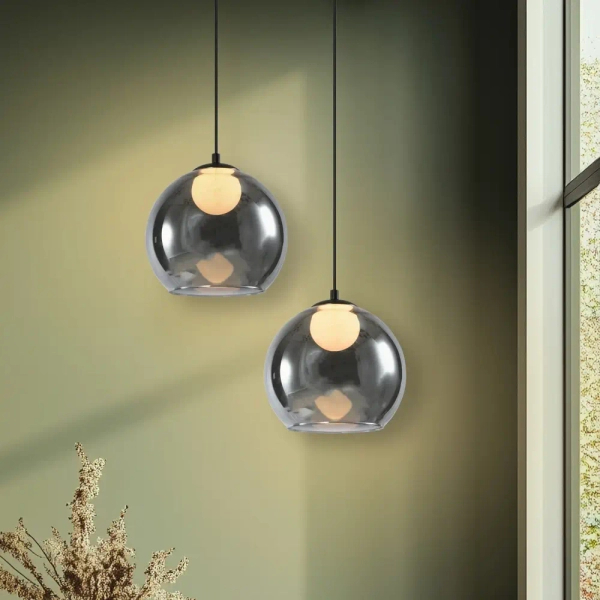 Lampa szklana wisząca nad wyspę Brin 31-38333 ball do sypialni przydymiona