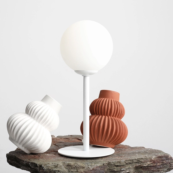 Biała lampka Pinne 1080B Aldex minimalistyczna kula na szafkę nocną