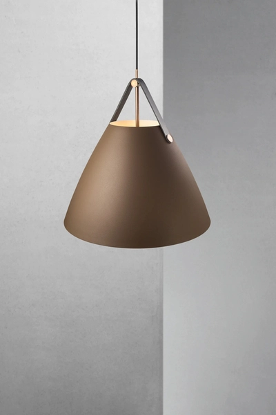 Zwisowa lampa do salonu Strap 84353009 Nordlux skandynawska brązowa