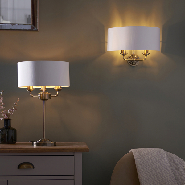 Stołowa lampa vintage Highclere 98932 Endon do sypialni biała mosiądz