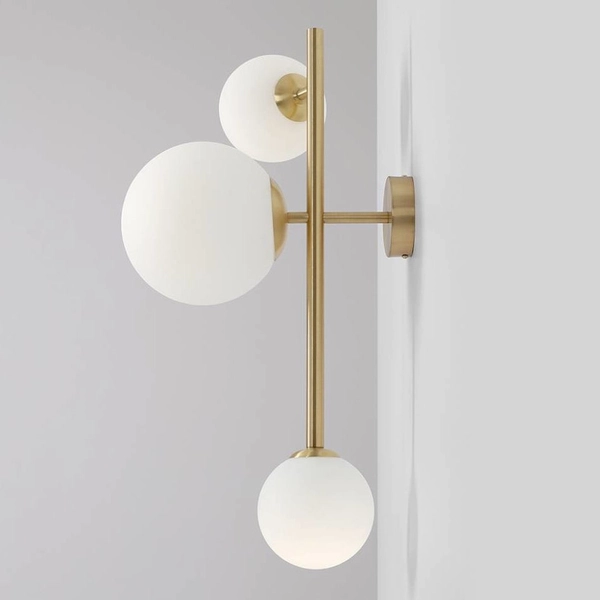 Modernistyczny kinkiet DIONE 1092Y40 Aldex szklane kule do sypialni mosiądz