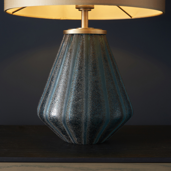 Stołowa lampa L&-193059 Light& szklana z abażurem złota turkusowa