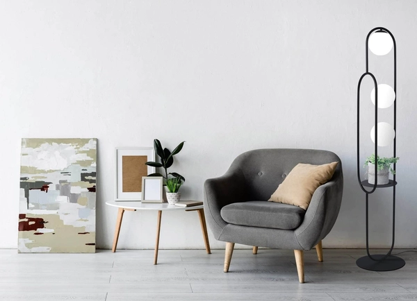 Podłogowa lampa z półką Finestra K-4963 Kaja do salonu kule białe czarne