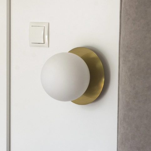 Ścienna LAMPA kula CAPE TOWN W01063BR Cosmolight kinkiet szklany do przedpokoju ball mosiądz