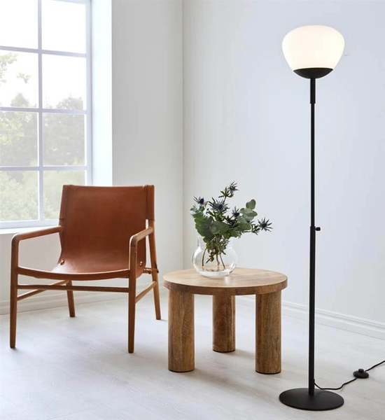Nowoczesna lampa podłogowa Rise do sypialni czarna biała