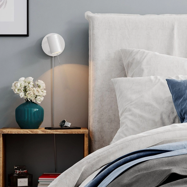 Ścienna lampa sypialniana Correct regulowany kinkiet biały