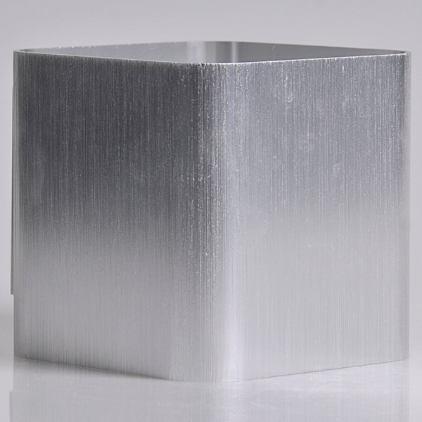 Srebrny kinkiet do sypialni Izar metalowa lampa cube