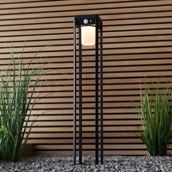 Solarna lampa stojąca do ogrodu Hallam 96930 metalowa IP44 czarna