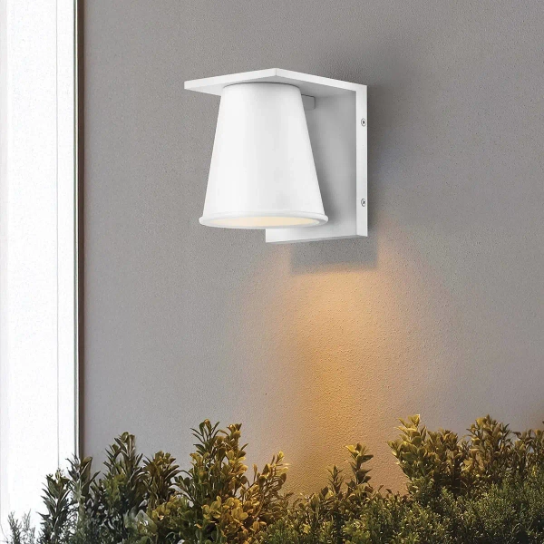 Minimalistyczna lampa na ścianę Hans HK-HANS-S-WHT stożek IP44 biała