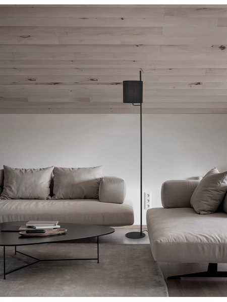 Podłogowa lampa sypialniana Brunete z czarnym abażurem