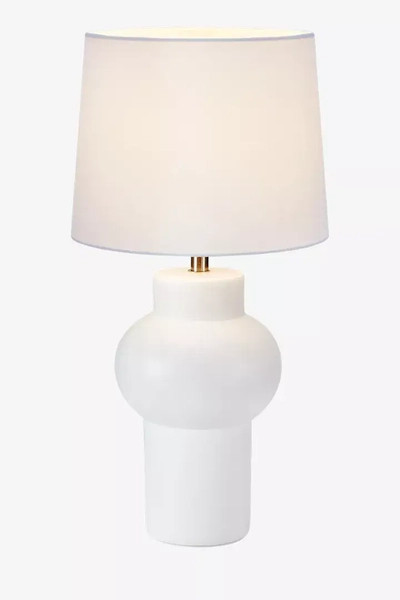 Biała lampa stojąca Shape do biura z abażurem na stół